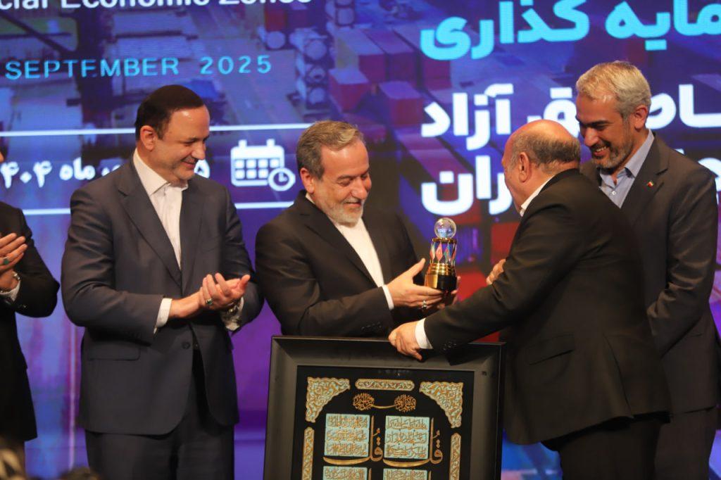 اهدای نشان اجلاس بین‌المللی نقش دیپلماسی در توسعه اقتصادی منطقه آزاد ماکو به وزیر امور خارجه