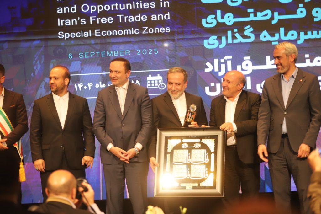 اهدای نشان اجلاس بین‌المللی نقش دیپلماسی در توسعه اقتصادی منطقه آزاد ماکو به وزیر امور خارجه